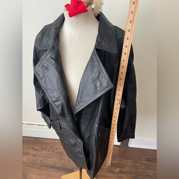 Vintage leather coat for women || oversized leather bomber jacket - Picture 10 of 13